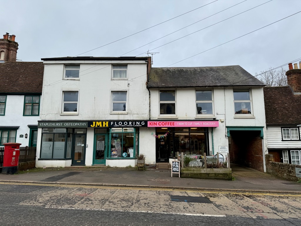 Lot: 84 - HIGH STREET INVESTMENT WITH POTENTIAL - Main building